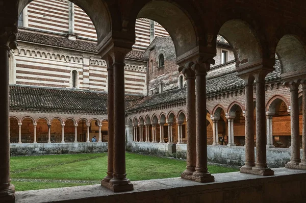 Kemerli Galeriden Zeno Bazilikası Nın Manastırına Bakın — Stok fotoğraf