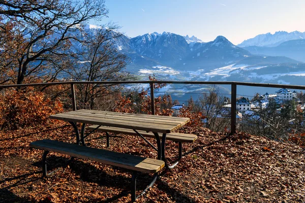 Dois Bancos Uma Mesa Convés Observação Com Vista Para Dolomitas — Fotografia de Stock