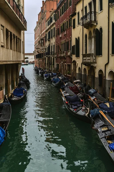 Canal Veneciano Con Botes Antiguas Fachadas Casas — Foto de Stock