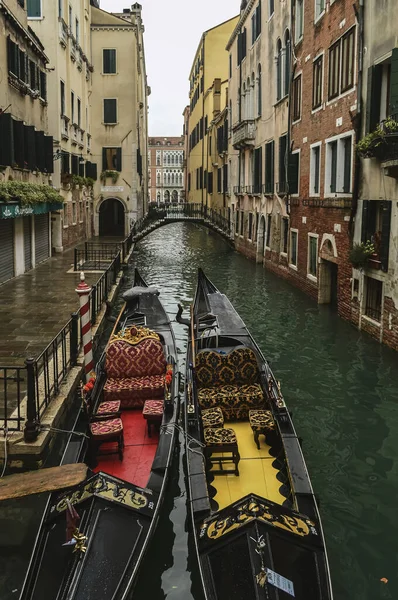 Gondolları Eski Yüzlü Evleri Olan Venedik Kanalı — Stok fotoğraf