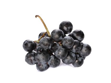 Koyu üzümler, beyaz arka planda izole edilmiş.