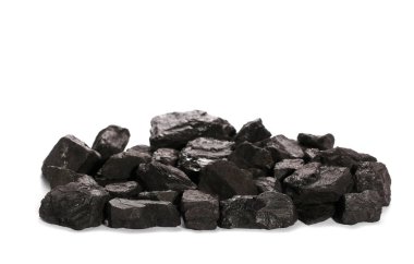 Yığın siyah kömür beyaz arkaplanda izole