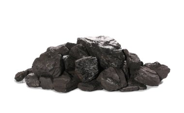 Yığın siyah kömür beyaz arkaplanda izole