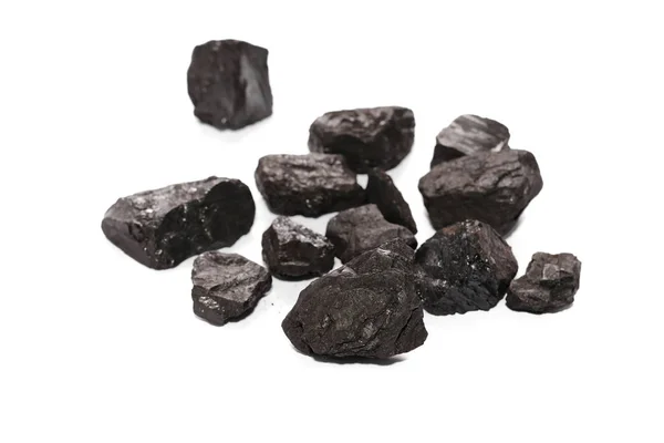 Högen svart kol isolerad på vit bakgrund — Stockfoto