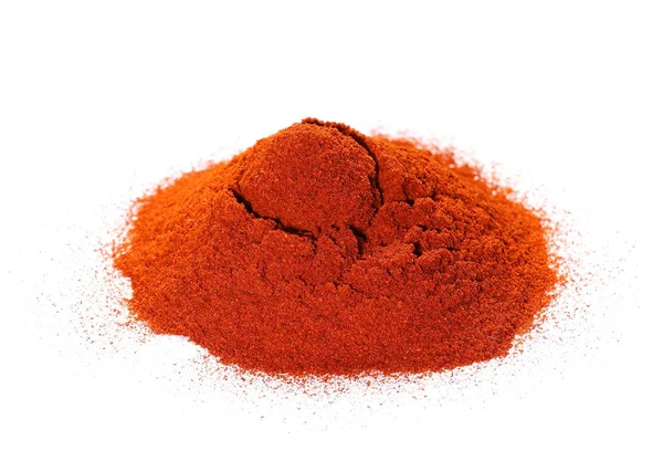 Pile de poudre de paprika rouge isolée sur blanc — Photo