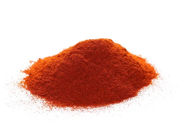 Pile de poudre de paprika rouge isolée sur blanc — Photo