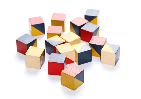 Test de QI, Intelligence, vieux cubes en isolat de couleur sur blanc — Photo