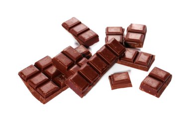 Beyaz arkaplanda izole edilmiş çikolata çubukları