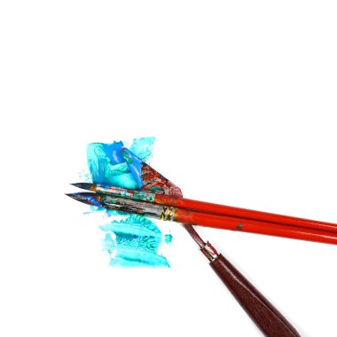 Fırça ve boya çizik üzerinde beyaz izole