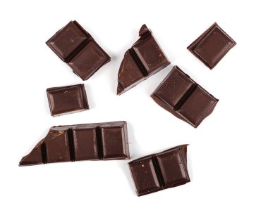 Beyaz arkaplanda izole edilmiş çikolata çubukları