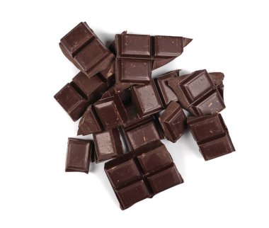 Beyaz arkaplanda izole edilmiş çikolata çubukları