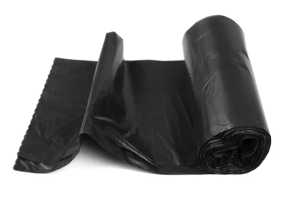 Nuovo rotolo di sacchetti di plastica immondizia isolato su bianco — Foto Stock