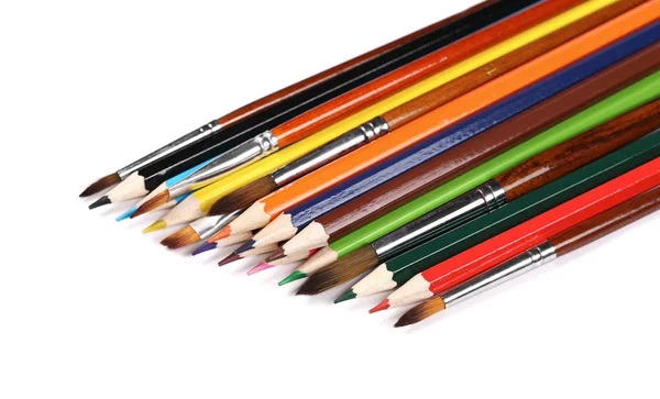 Кисти живопись и цветные карандаши изолированы на белом — стоковое фото