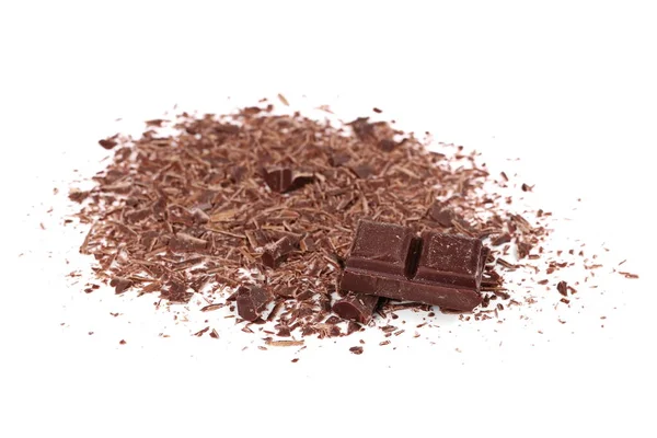 Stapel gehakte chocolade op wit wordt geïsoleerd — Stockfoto