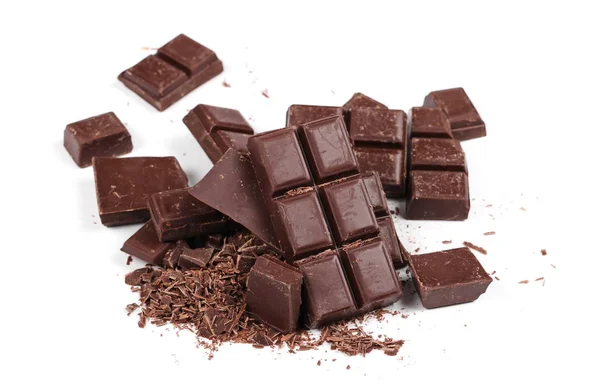 Apróra vágott csokoládé elszigetelt fehér — Stock Fotó