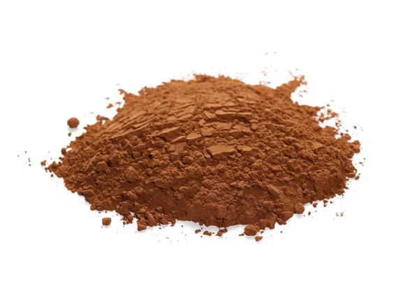 Pile cacao in polvere isolato su sfondo bianco — Foto Stock