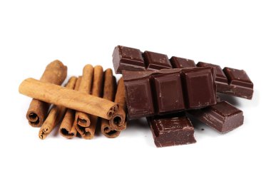 çikolata tarçın ve beyaz arka plan üzerinde izole kazık kakao tozu