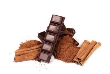 çikolata tarçın ve beyaz arka plan üzerinde izole kazık kakao tozu