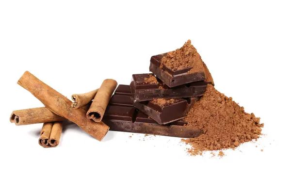 Čokoládové tyčinky skořice hole a hromadu kakaový prášek izolovaných na bílém pozadí — Stock fotografie