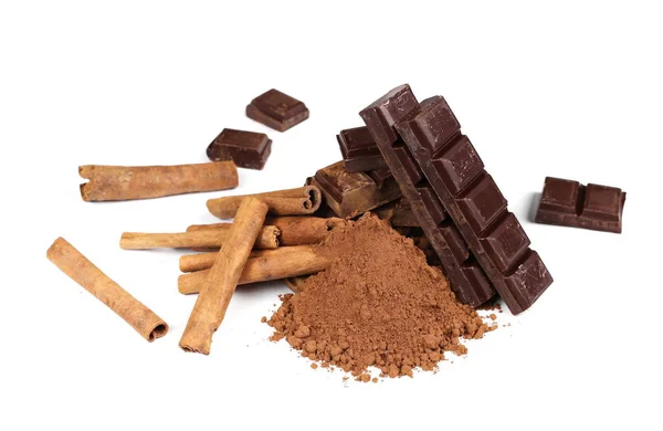 Barras de chocolate con palitos de canela y polvo de cacao de pila aislado sobre fondo blanco — Foto de Stock