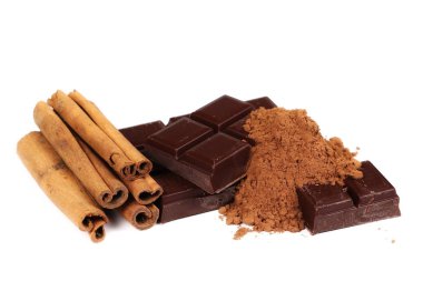 çikolata tarçın ve beyaz arka plan üzerinde izole kazık kakao tozu