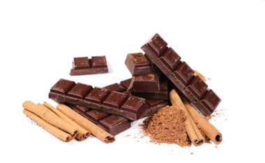 çikolata tarçın ve beyaz arka plan üzerinde izole kazık kakao tozu