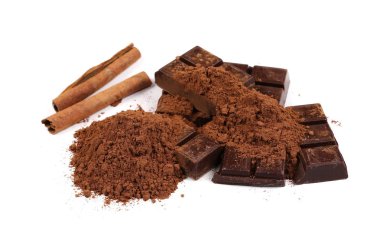 çikolata tarçın ve beyaz arka plan üzerinde izole kazık kakao tozu