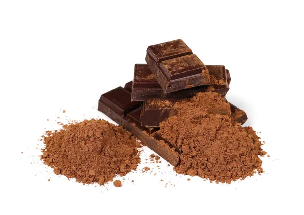 Batony z cynamonu i kupie kakao w proszku na białym tle — Zdjęcie stockowe