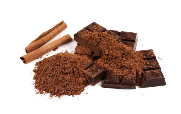 Barras de chocolate con palitos de canela y polvo de cacao de pila aislado sobre fondo blanco — Foto de Stock