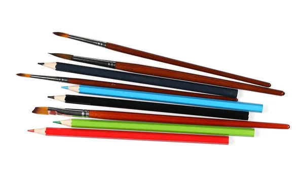 Borstels van schilderen en kleur potloden geïsoleerd op wit — Stockfoto