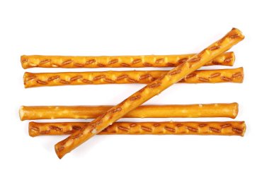 Beyaz arka planda izole edilmiş tuzlu kraker çubukları.