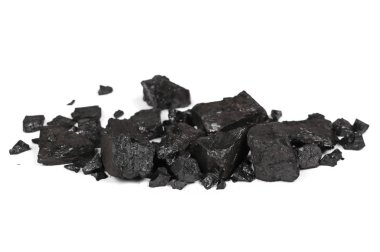 Yığın siyah kömür beyaz arkaplanda izole