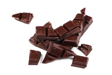 Beyaz arkaplanda izole edilmiş çikolata çubukları