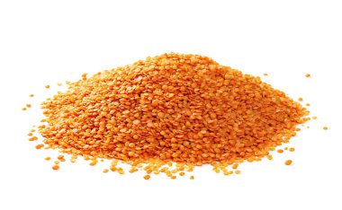 Beyaz arka plan üzerinde izole kazık kırmızı mercimek 