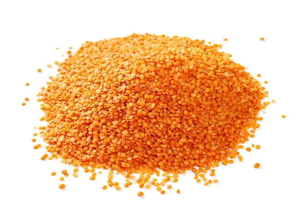 Pile lenticchie rosse isolate su sfondo bianco — Foto Stock