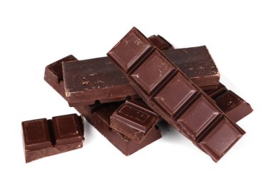 Beyaz arkaplanda izole edilmiş çikolata çubukları