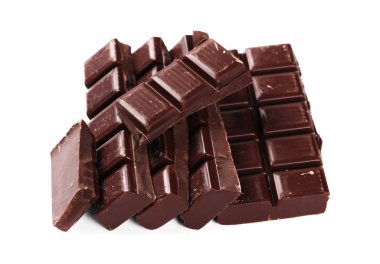 Beyaz arkaplanda izole edilmiş çikolata çubukları