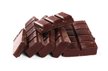 Beyaz arkaplanda izole edilmiş çikolata çubukları