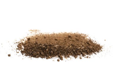 Beyaz arka plan üzerinde izole yığın toprak