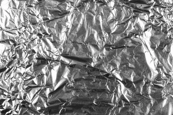Abstrakta skrynkliga silver aluminiumfolie bakgrundsstruktur — Stockfoto