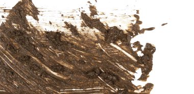 kırpma yolu ile beyaz arka plan üzerinde izole damla püskürtülür çamur