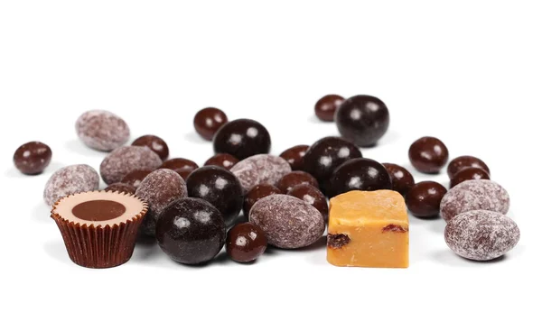 Vários doces de chocolate isolado no fundo branco — Fotografia de Stock
