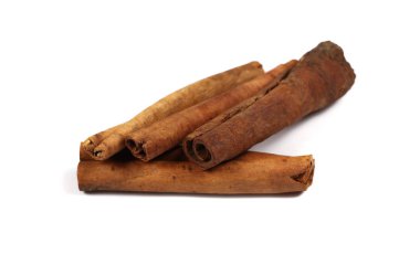 Tarçın çubukları beyaz arkaplanda izole