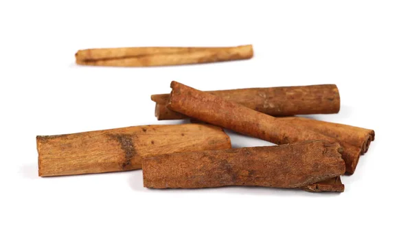 Palitos de canela aislados sobre fondo blanco — Foto de Stock