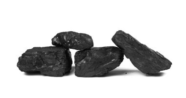 Yığın siyah kömür beyaz arkaplanda izole