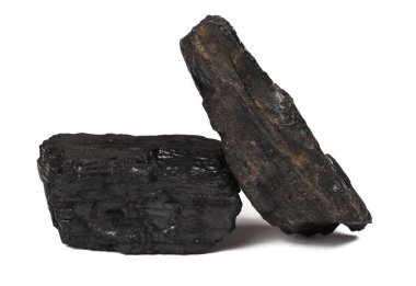 Yığın siyah kömür beyaz arkaplanda izole