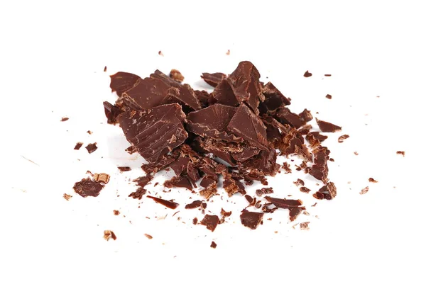 Stapel gehakte chocolade op wit wordt geïsoleerd — Stockfoto