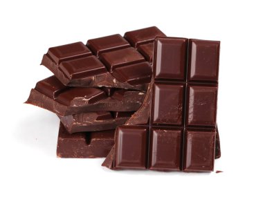 Beyaz arkaplanda izole edilmiş çikolata çubukları