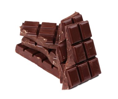 Beyaz arkaplanda izole edilmiş çikolata çubukları