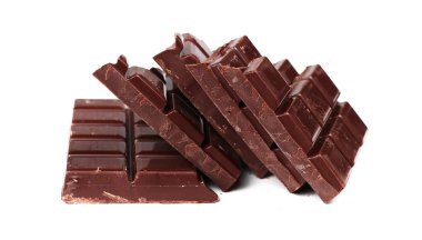 Beyaz arkaplanda izole edilmiş çikolata çubukları